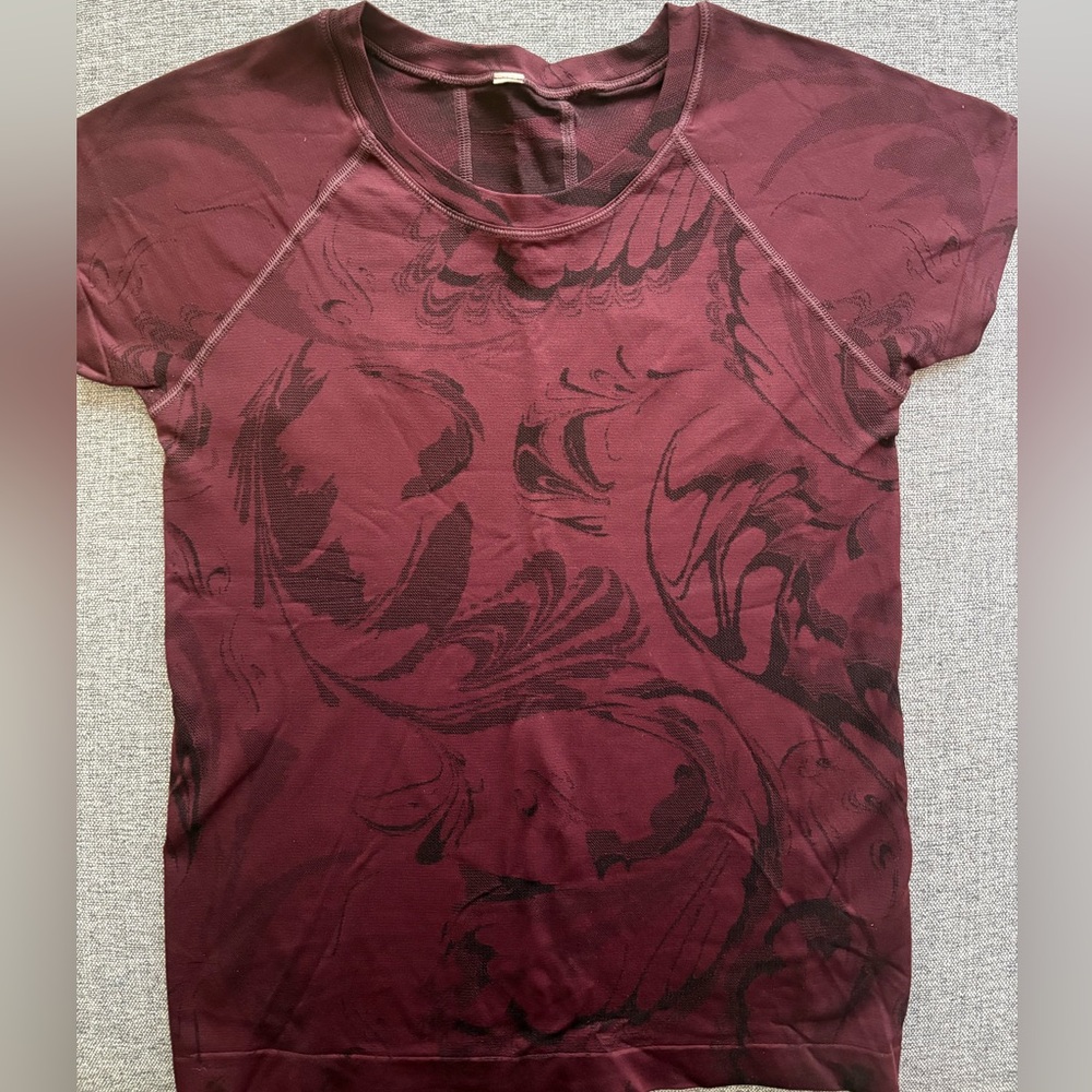 Athleta momentum seamless tee spiced cabernet paisley